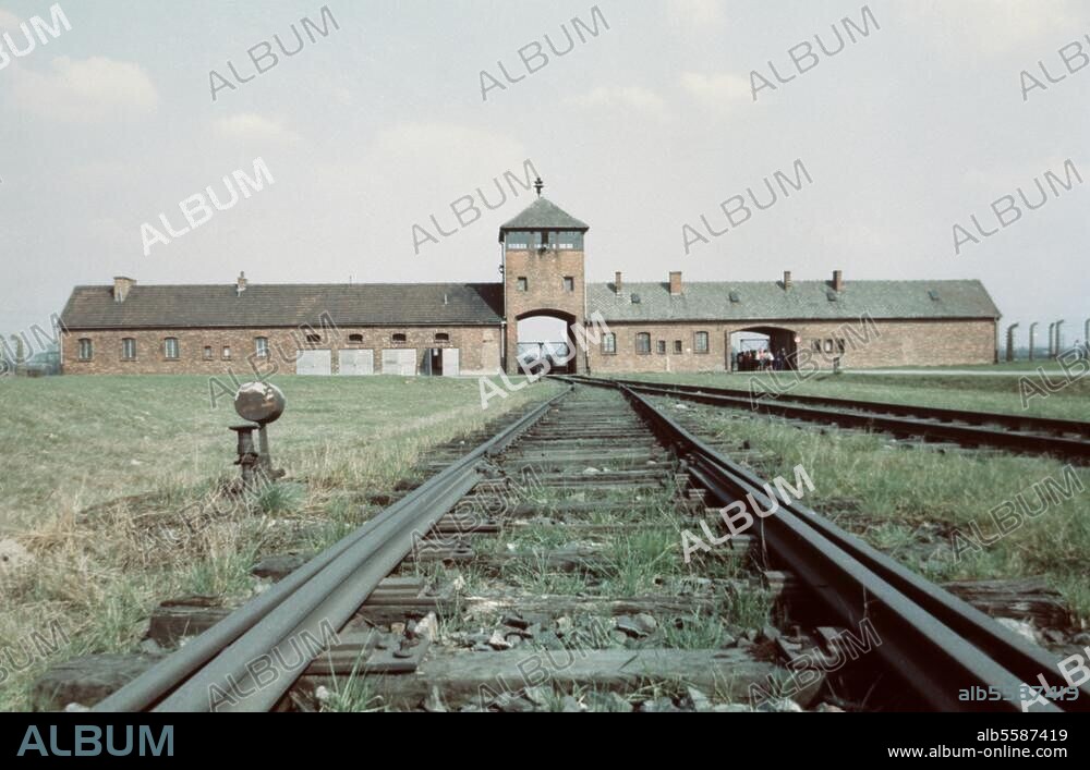 Auschwitz, poln. Oswiecim (Polen), ehem. Konzentrationslager. Blick auf die Schienenanlage und das Eisenbahntor. Foto, um 1986.