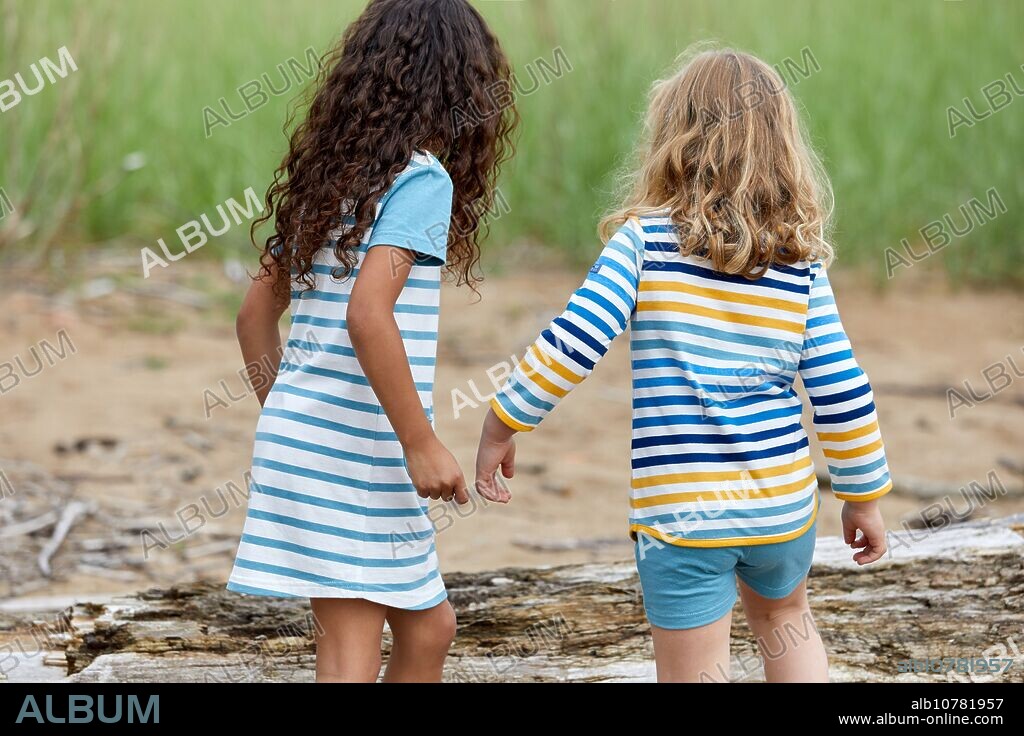 Girls, Marina Urola, Santiago beach, Zumaia, Gipuzkoa, Basque Country, Spain, Europe.