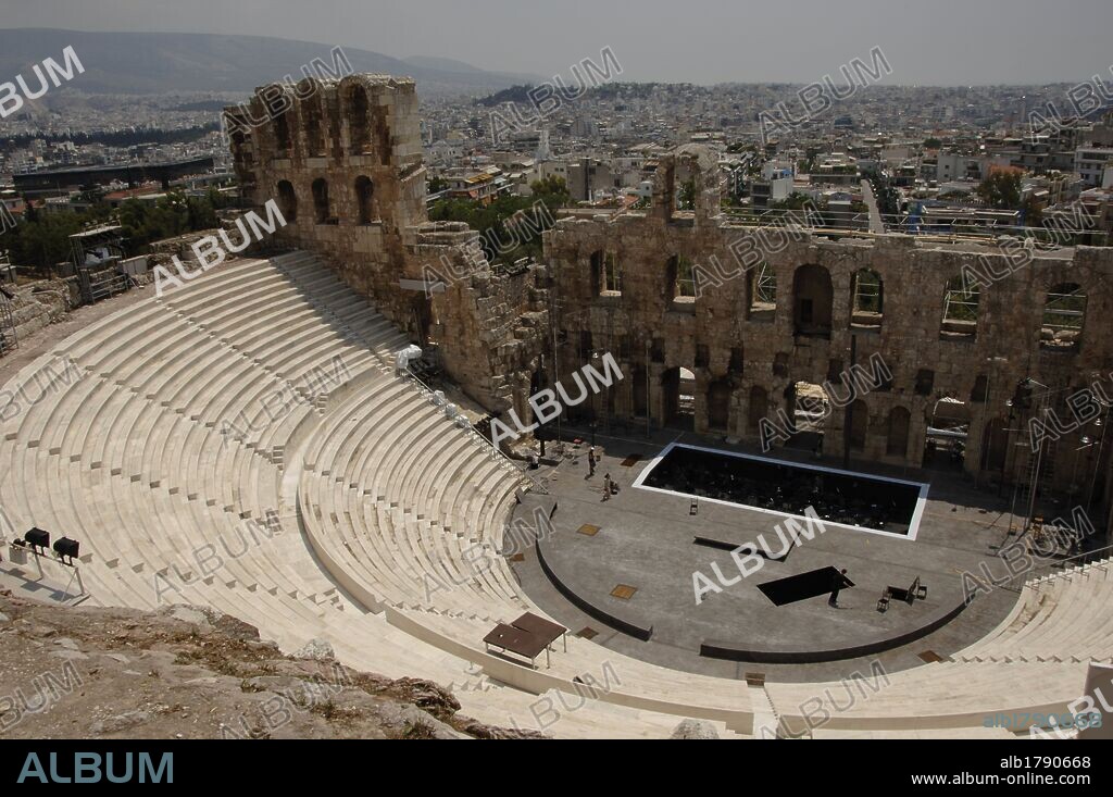 ARTE GRIEGO. S. II. GRECIA. ODEON DE HERODES ATICO. Mandado construir por el rector y filósofo ateniense Herodes Atico en el año 161. De estructura romana, consta de una escena de tres plantas. ACROPOLIS DE ATENAS.