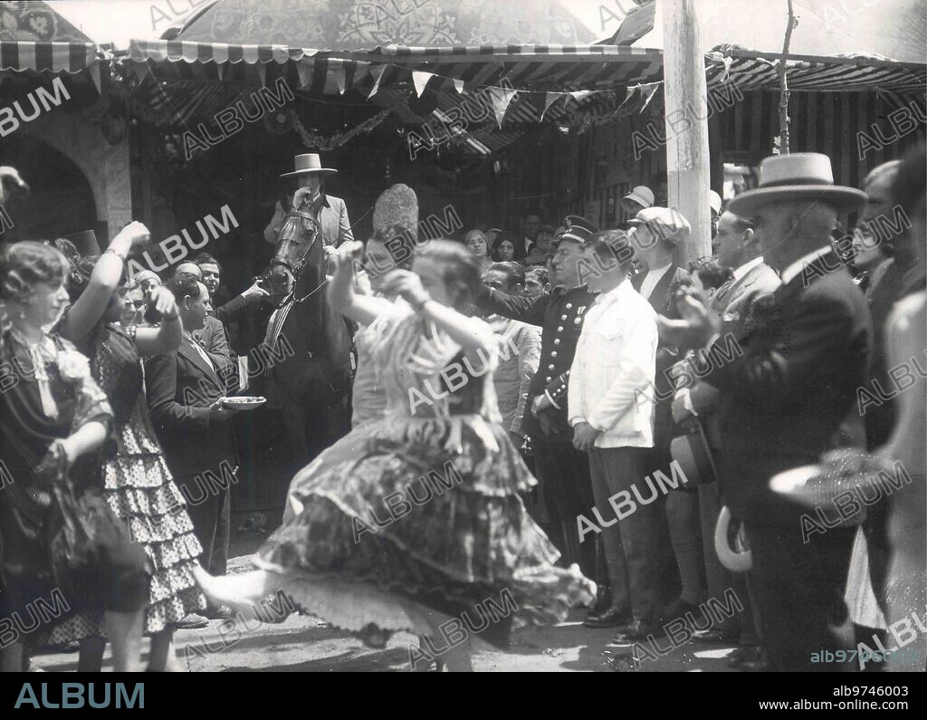 Expo-6.jpg Producción ABC. La Reina Doña Victoria Eugenia observa a caballo un baile por sevillanas desde la caseta de la peña «Er 77» en la Feria de Abril de 1930. (Archivo ABC).