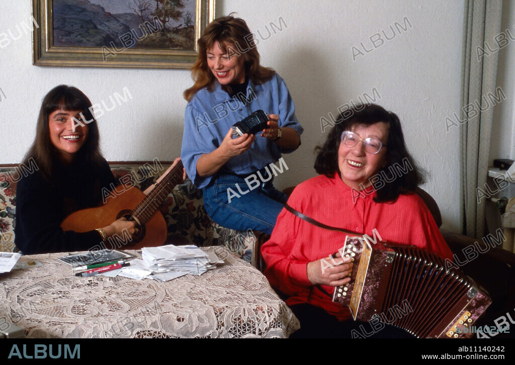 Katja Bienert, German actress, making music at home with her grandmother Anneliese Gutkind and mother Evelyne Gutkind-Bienert in Berlin, Germany 1988. (original german headline: Katja Bienert).