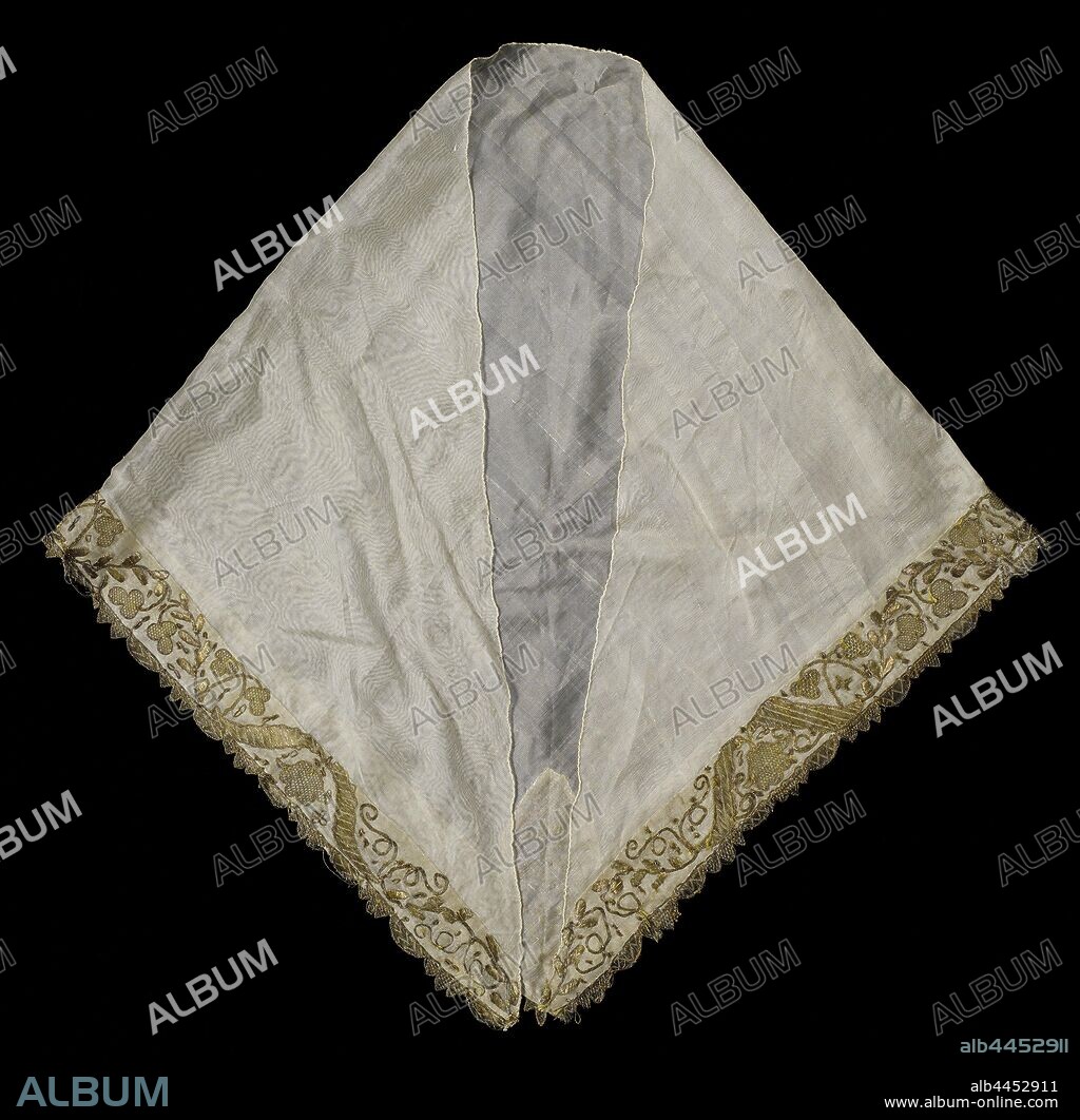 Fichu of natural-colored silk, triangular, trimmed along two edges with a band embroidered with floral motifs in gold-colored metal thread, Fichu of silk, trimmed along two edges with a band embroidered with floral motifs in metal thread. Decoration: in the tip a stem with leaves topped by a palmet, flanked on either side by large leaf shapes that continue as a pendulum along the edge. The garlands are filled with downward-facing flower heads and are alternated with leaf vines and three-leaf clover. The embroidery consists of stitches, needle lace stitches, festival stitches (along the cartels and scallops). The metal wire is wound around a canary-yellow silk core and partly consists of canetille., anonymous, Europe (possibly), c. 1700 - c. 1800, borduurwerk, geheel, embroidering, l 120 cm h 56 cm.
