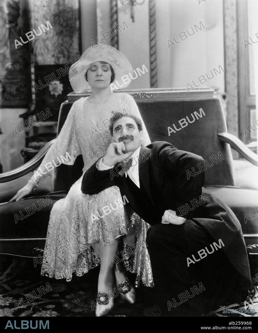 GROUCHO MARX y MARGARET DUMONT en CUATRO COCOS, 1929 (THE COCOANUTS), dirigida por JOSEPH SANTLEY y ROBERT FLOREY. Copyright PARAMOUNT PICTURES.