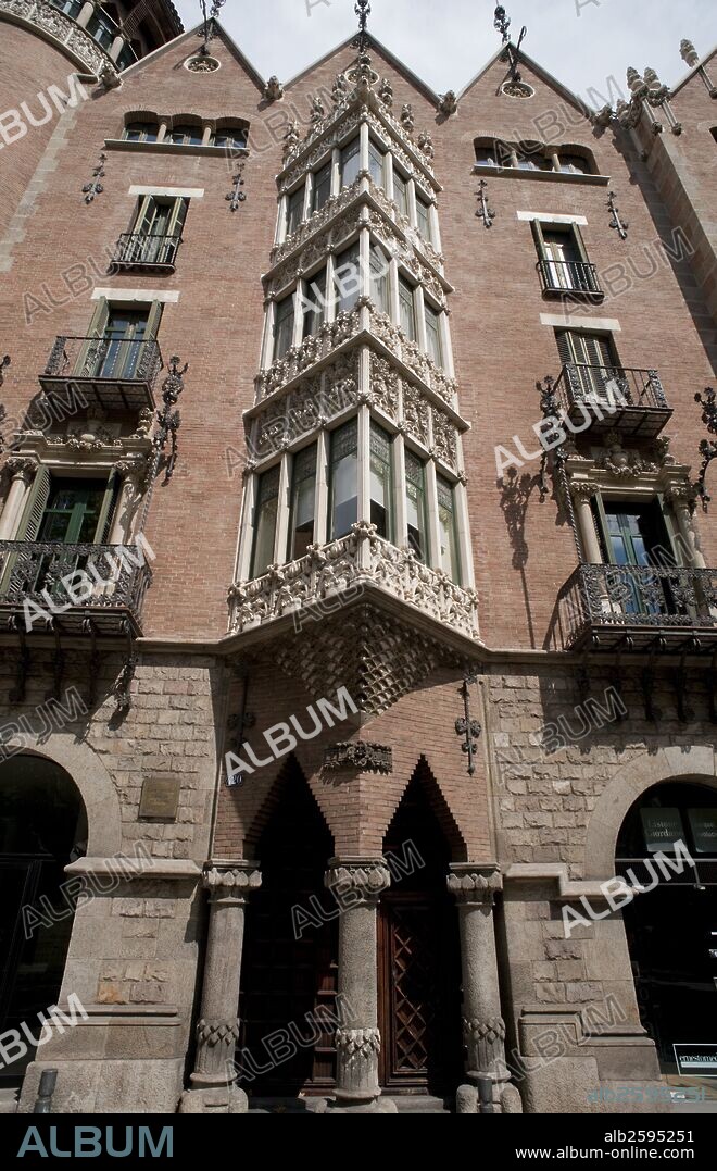 JOSEP PUIG I CADAFALCH. Casa de les Punxes o Casa Terradas, 1905. Detalle de la fachada. Tribunas verticales corridas de piedra. Arcos esclonados. Decoración de trencadis.  Bien Cultural de Interés Nacional.Modernismo. Barcelona.