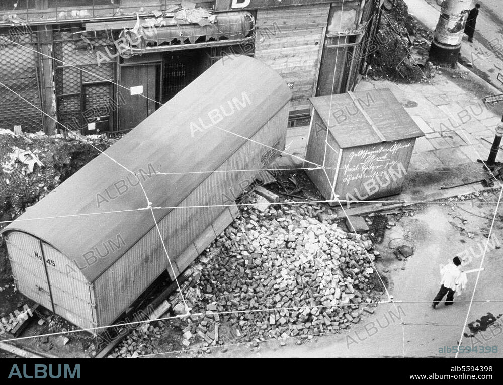 2. Weltkrieg / Schlacht um Berlin April 1945. Ein mit Steinen gefüllter Möbelwagen auf Schienen dient als Panzersperre, (Bezirk Kreuzberg, Linden- Ecke Kommandantenstraße. Foto, April 1945.