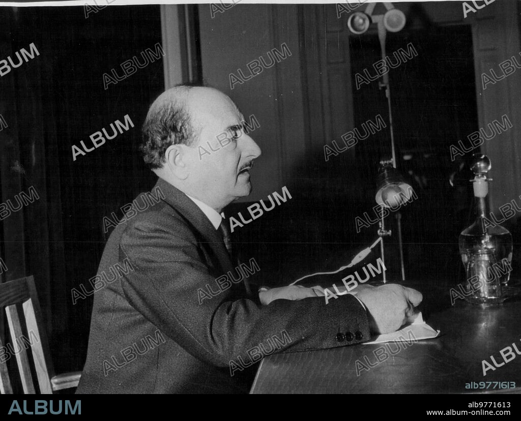 El poeta italiano Salvatore Quasimodo, premio Nobel de literatura en 1959, durante la conferencia que sobre el Tema "la presencia del hombre en la poesía Contemporánea", Pronunció en el instituto italiano de cultura.