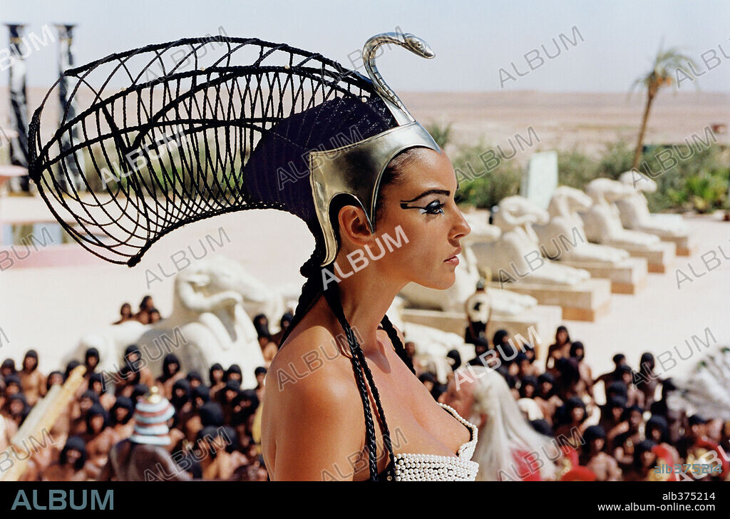 MONICA BELLUCCI et Cleopatra. MONICA BELLUCCI dans ASTERIX ET OBELIX, MISSION CLEOPATRE, 2002, réalisé par ALAIN CHABAT. Copyright RENN PRODS/TF1 FILMS PRODUCTIONS.