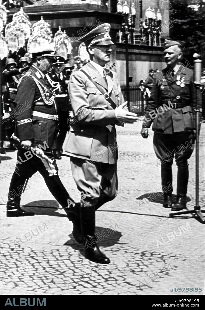 Berlín (Alemania), 09/06/1939. Adolf Hitler y Herman Göring, junto al jefe de la Legión Cóndor, el general Wolfram Freiherr von Richthofen, durante la revista a las fuerzas de dicha legión, llegadas de España.