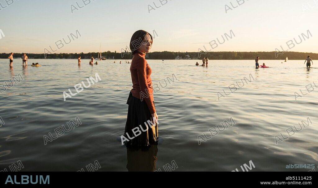 SHIRA HAAS in UNORTHODOX, 2020. Copyright Studio Airlift/Real Film Berlin.