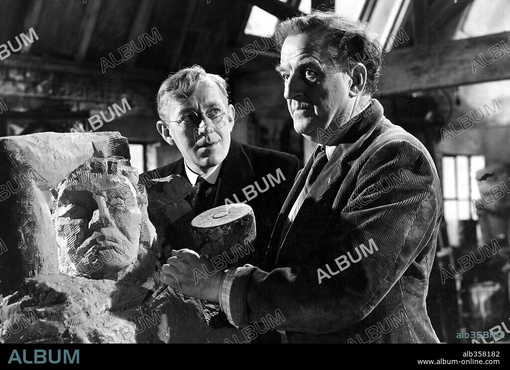 ALEC GUINNESS and STANLEY HOLLOWAY in THE LAVENDER HILL MOB, 1951, directed by CHARLES CRICHTON. Copyright EALING STUDIOS.
