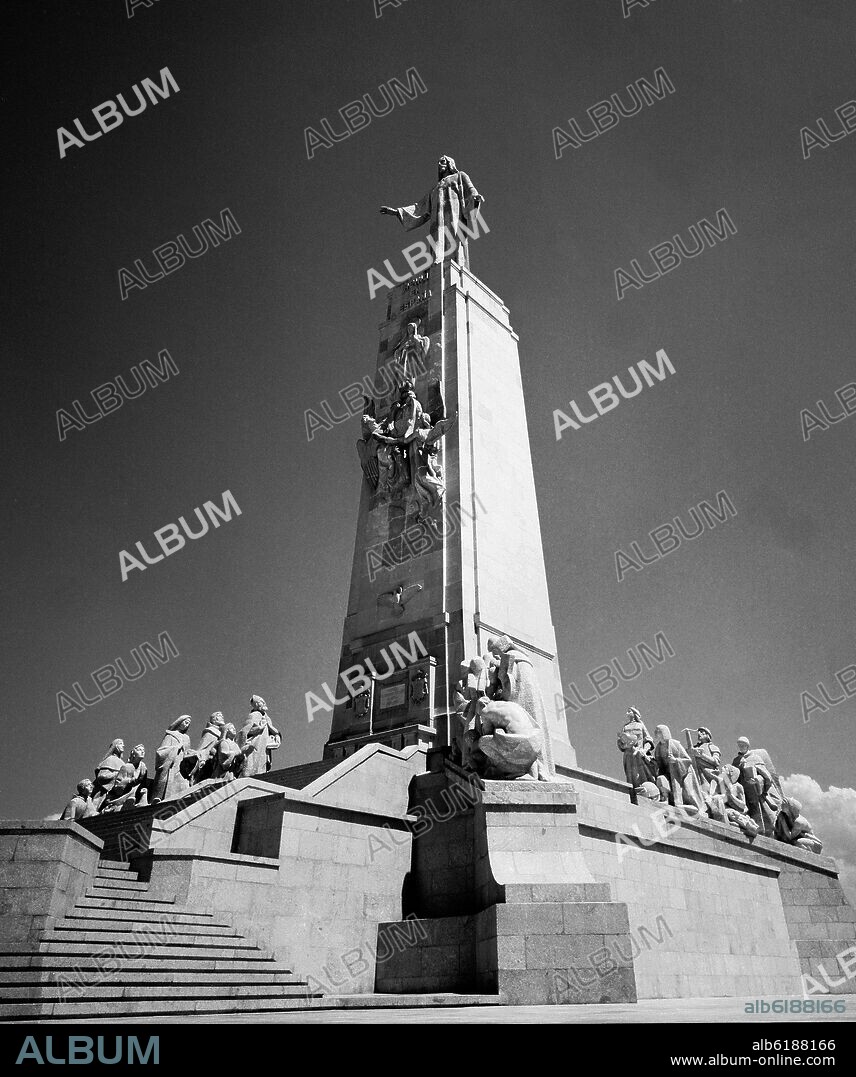 PEDRO MUGURUZA OTAÑO (1893-1952) ARQUITECTO. MONUMENTO AL SAGRADO CORAZON ECULTURAS DE ANICETO MARINAS 1866-1953 y FERNANDO CRUZ SOLIS 1923-2003 - FOTO ByN AÑOS 60.