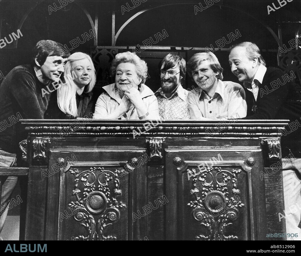 GÖTEBORG 1976-10-11.. Åke Harnesk är den som fattas i detta gänget i Hagges revy. På bilden ses från vänster Jarl Borssén, Kerstin Granlund, Hjördis Pettersson, Kent Fredriksson, Claes Eriksson och regissören Mille Schmidt. *** Local Caption *** GP Foto: Gillis Supkiewicz / Kamerareportage / TT / Kod: 2524.