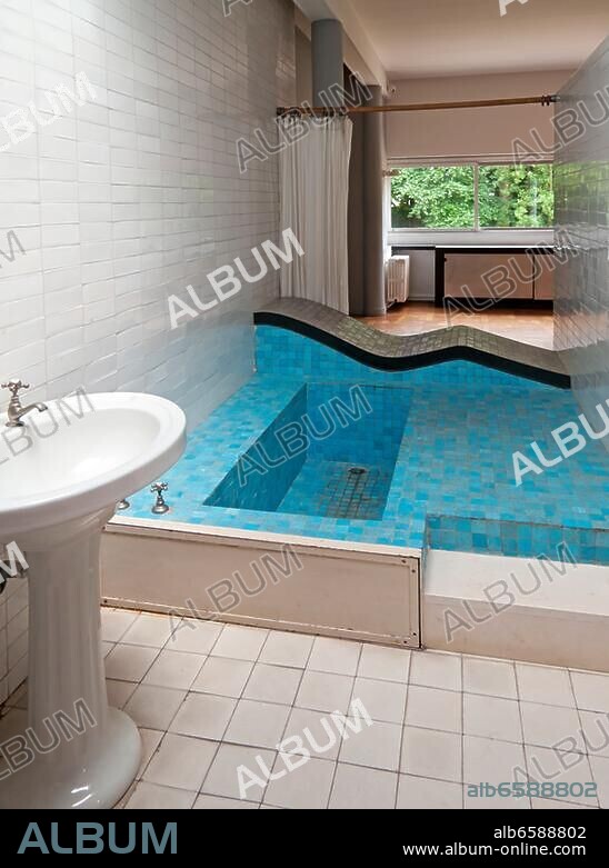The Villa Savoye, Poissy, Paris. It was designed by Swiss architects Le Corbusier and built between 1928 and 1931 using reinforced concrete. Bathroom of the master bedroom.