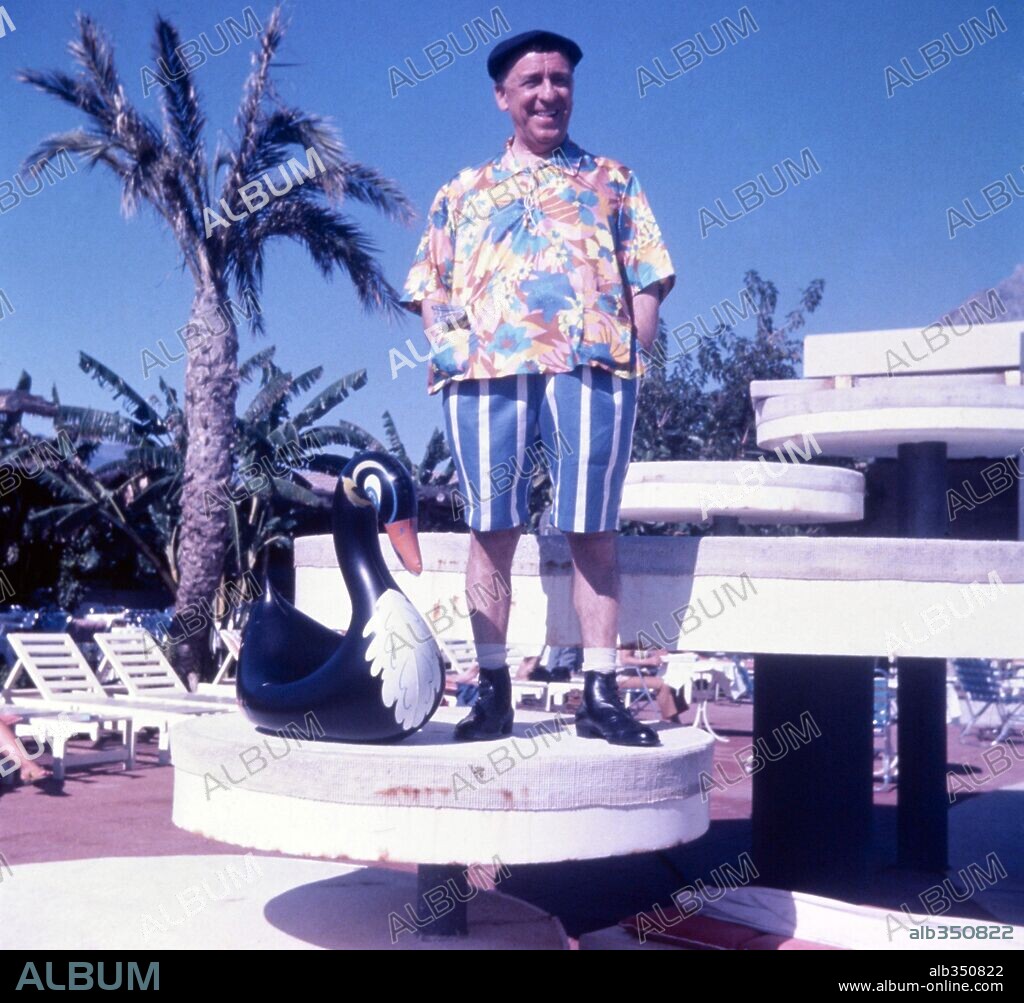 PACO MARTINEZ SORIA en EL TURISMO ES UN GRAN INVENTO, 1968, dirigida por PEDRO LAZAGA.