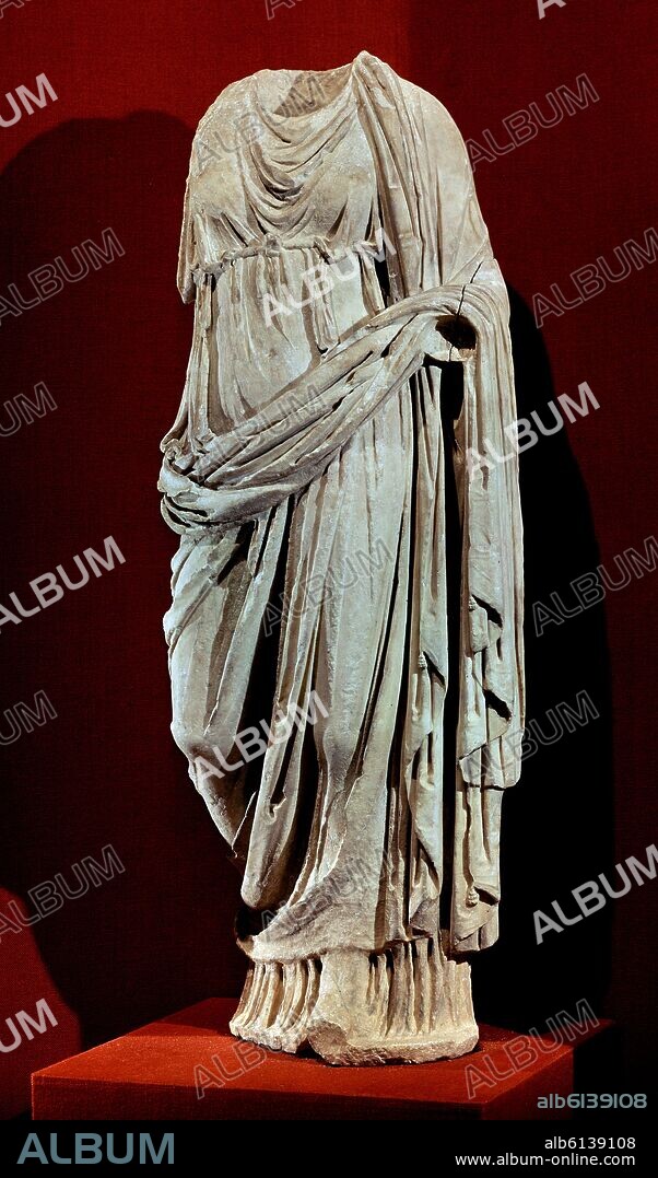 ESCULTURA DE BULTO REDONDO DE UNA MATRONA - MARMOL BLANCO PROCEDENTE DE LA ALCAZABA DE ALMUÑECAR - ALTO IMPERIO ROMANO - SIGLO II - 185x66x50.