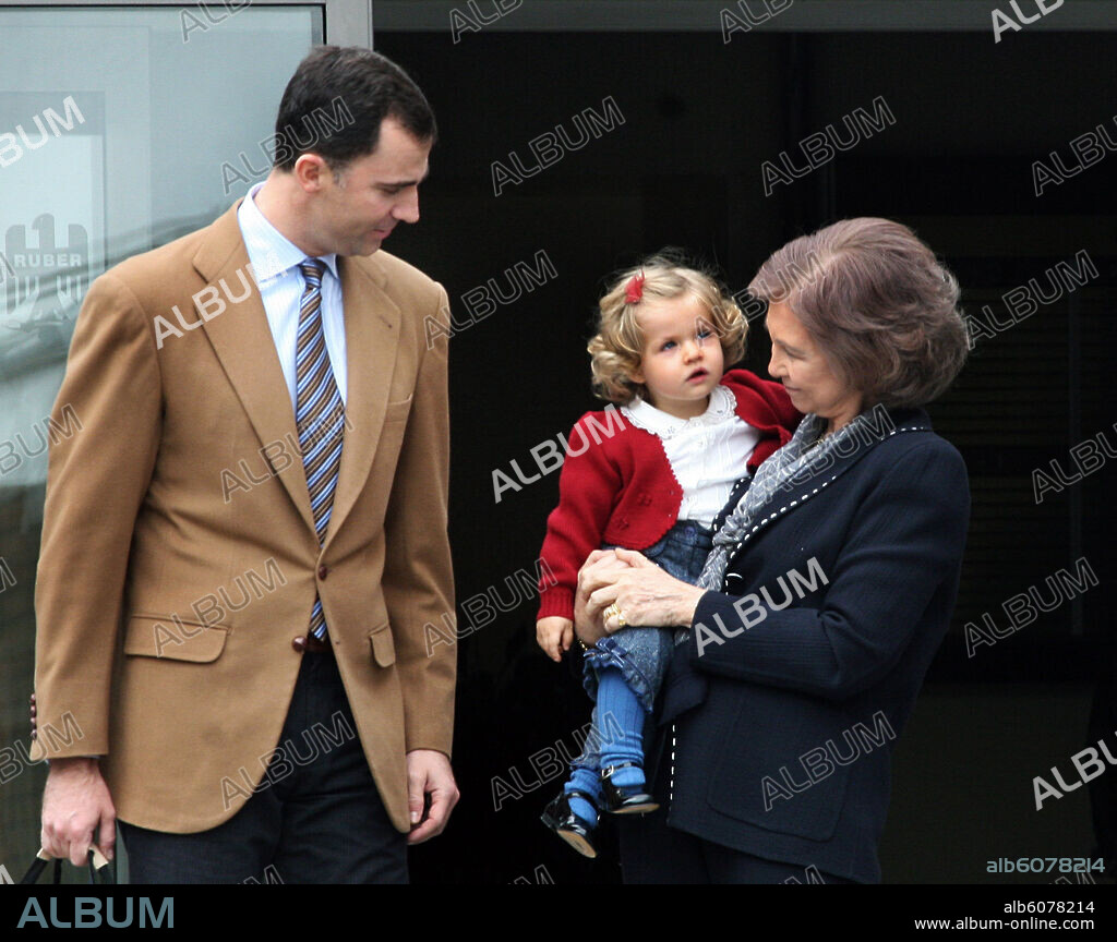 Crown Prince Felipe, Princess Leonor and REINA SOFIA. Spanish Crown Prince Felipe de Borbon and Spain's Queen Sofia (R) with her granddaughter Princess Leonor on her arms leave the Ruber Intenacional clinic in Madrid, Spain, 03 May 2007. At the clinic Crown Prince Felipe de Borbon's wife, Princess Letizia, gave birth to their second daughter, Princess Sofia on 29 April 2007. Felipe de Borbon said on Wednesday 02 May 2007 that it would be probable that his wife was leaving the clinic on Friday 04 May 2007. Foto: Albert Nieboer NETHERLANDS OUT. 03/05/2007