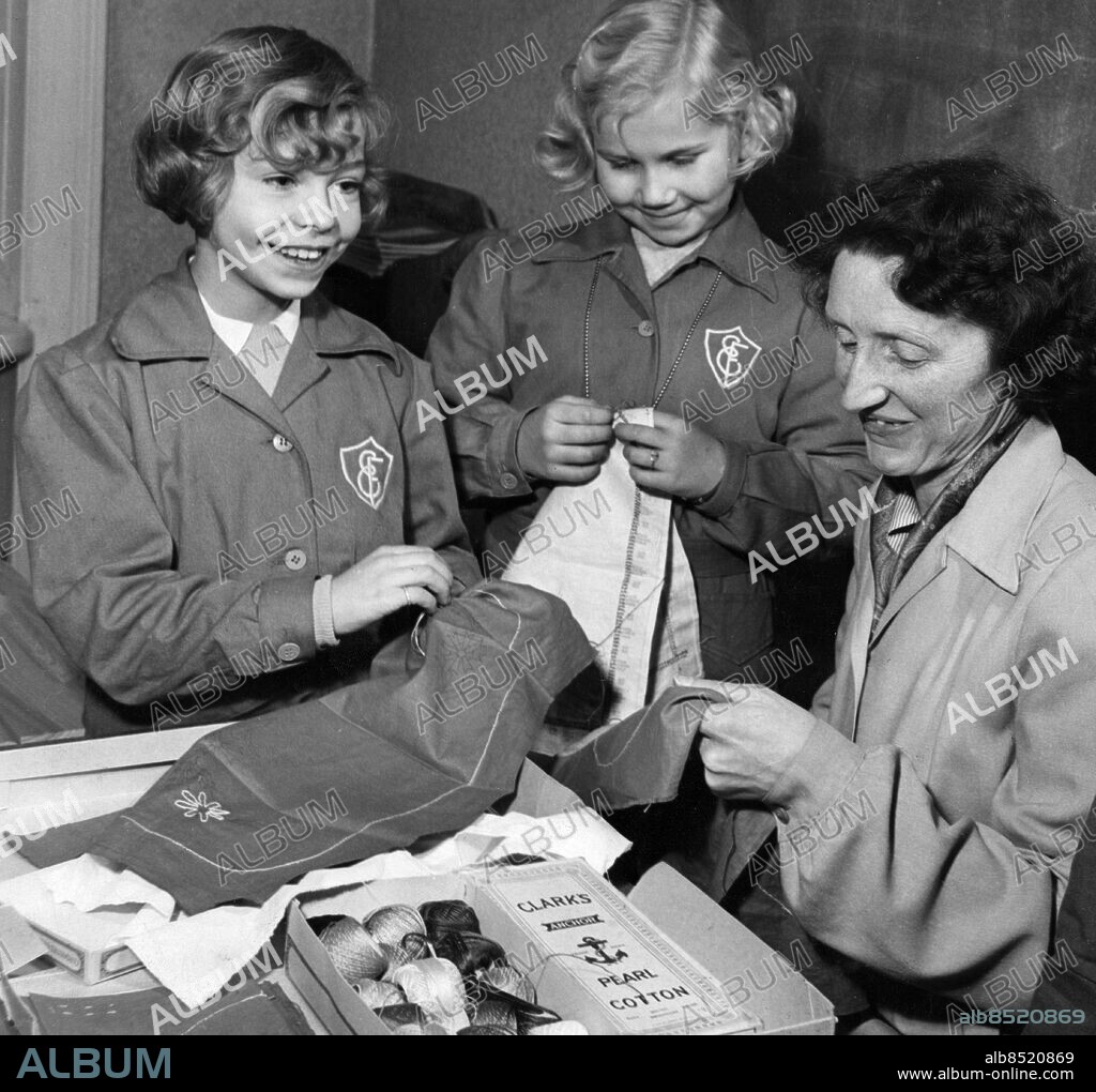STOCKHOLM 1952. Prinsessan Christina och klasskamraten Kersti Roeck-Hansen har syslöjd i Franska skolan.. Foto: Svenskt Pressfoto / TT / Kod: 20360.