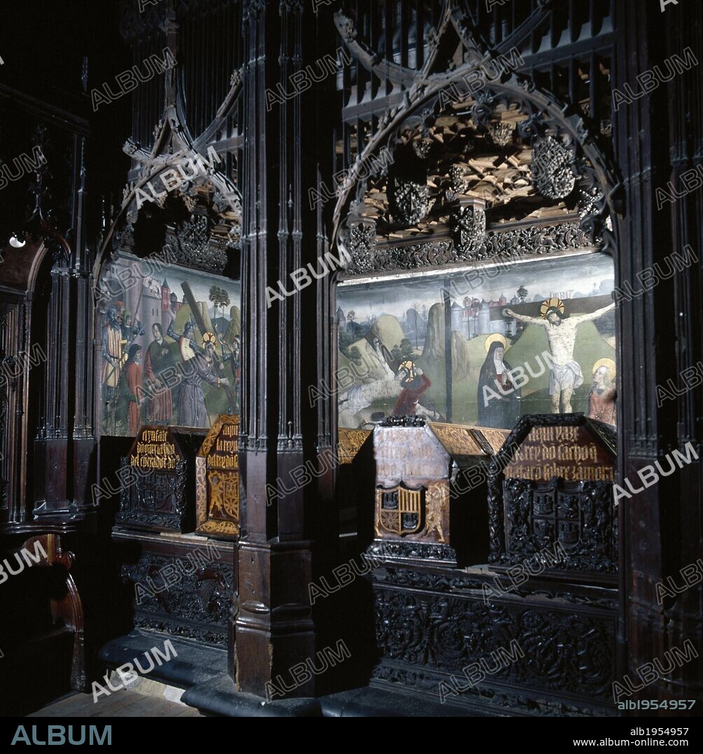 ARTE GOTICO. ESPAÑA. MONASTERIO DE SAN SALVADOR. Fundado porel conde Sancho Garcés en el 1012. Vista del PANTEON con SEPULCROS DE REYES y CONDES CASTELLANOS, tallados en MADERA DE NOGAL Y BOJ por fray Pedro de VALLADOLID (s. XV). Las PINTURAS, con temas de la PASION, son obra de fray Alonso DE ZAMORA. OÑA. Provincia de Burgos. Castilla-León.
