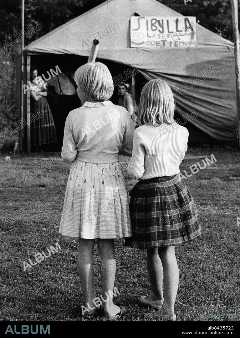 Orig. bildtext... Zigenare augusti 1960 R 124 Anm. Kjolar Sibylla läser ödet i er hand Bildserier Fotoreportage Vänner Se även BBX177, BBX179-BBX188, BAT712 0ch BAT715 sites: SVERIGE.