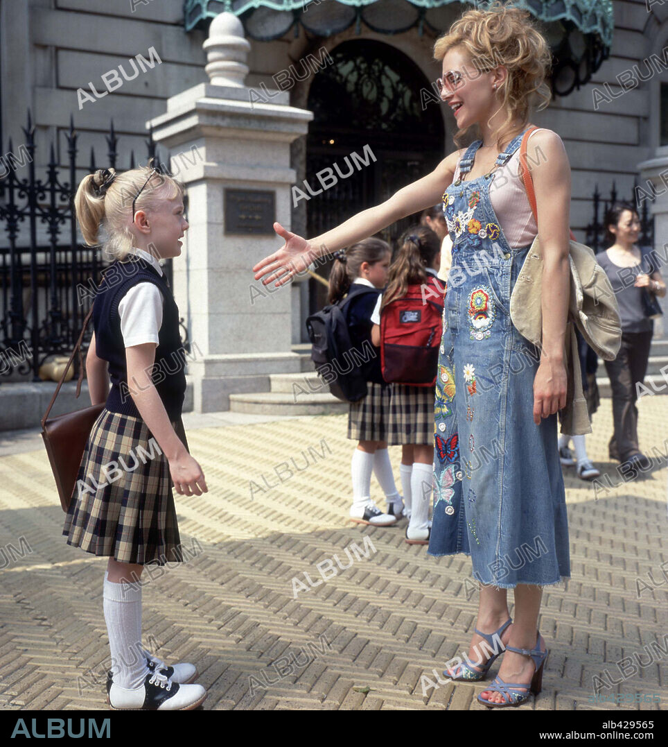 BRITTANY MURPHY and DAKOTA FANNING in UPTOWN GIRLS, 2003, directed by BOAZ YAKIN. Copyright METRO GOLDWYN MAYER.