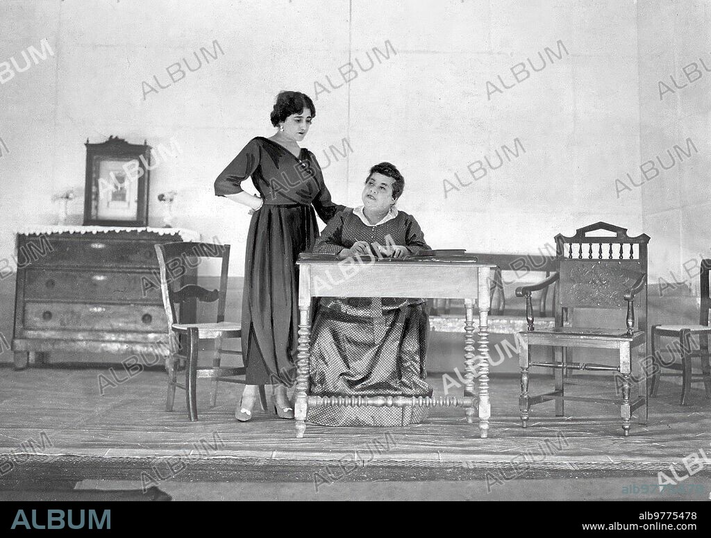 October 27, 1917. At the Lara theater in Madrid a scene from Entremeses by the Álvarez Quintero Brothers "reading and writing" Premiered at the opening of the season.