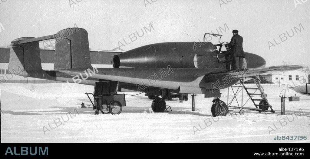 Bråvalla 1947-03-21. Provflygning på Bråvalla flygflottilj med det svenska reaktionsdrivna flygplanet från SAAB. Foto: SvD / TT / kod 12014.