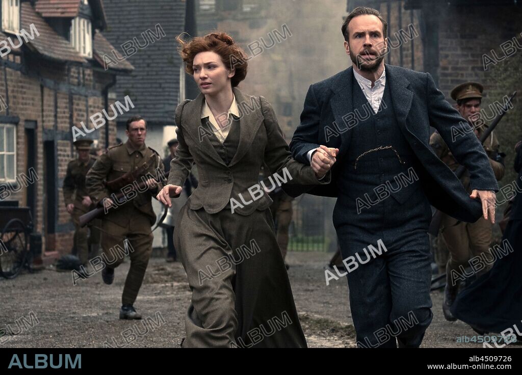 ELEANOR TOMLINSON and RAFE SPALL in THE WAR OF THE WORLDS, 2019, directed by CRAIG VIVEIROS. Copyright MAMMOTH SCREEN.