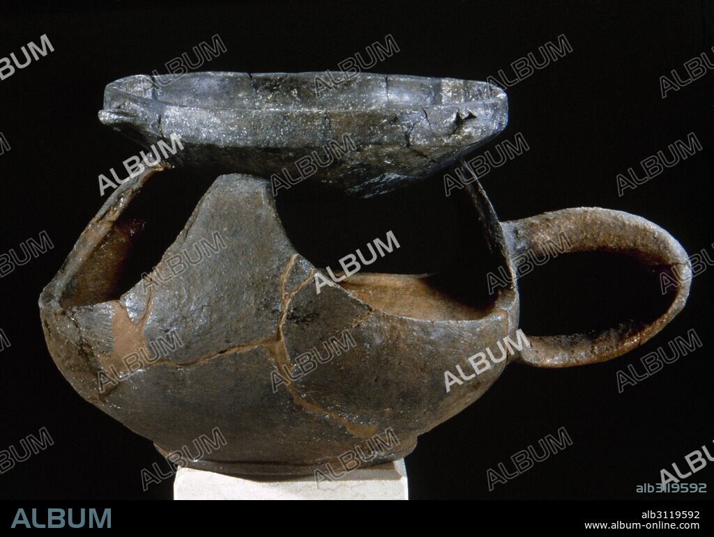PREHISTORIA. CULTURA NURAGICA. ITALIA. HORNILLO DE CERAMICA utilizado para cocinar, fechado en el siglo VIII a. C. Museo Arqueológico de Cagliari. Cerdeña.