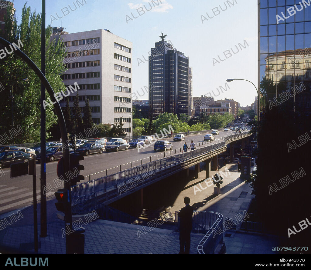 PUENTE DE JUAN BRAVO CRUZANDO EL PASEO DE LA CASTELLANA VISTO DESDE LA CALLE SERRANO.