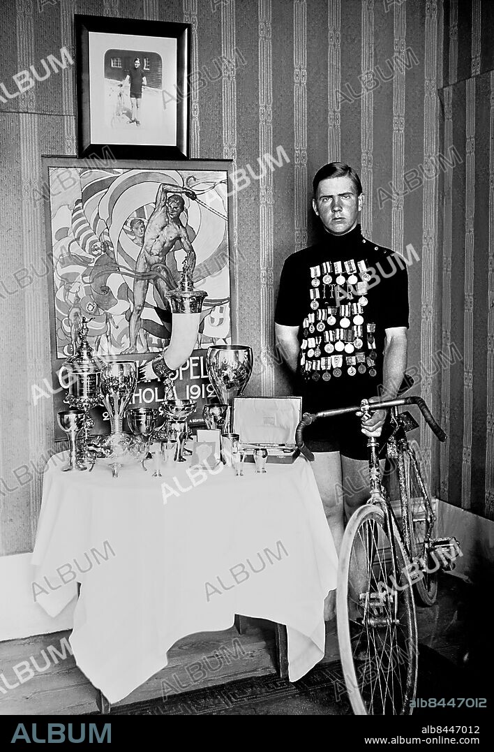 ARKIV 1912 . Erik Friborg som tillsammans med Ragnar Malm, Algot Lönn och Axel W Persson tog hem lagsegern i cykel vid OS i Stockholm 1912. Cykelloppet som gick Mälaren runt var den enda tävlingen i cykel som genomfördes under Stockholms-OS.. Swedish cyklist at the olympics in Stockholm 1912.. Foto: TT / Kod 1900.