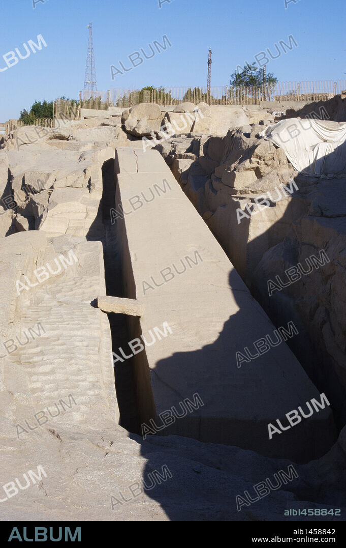 ARTE EGIPCIO. EGIPTO. OBELISCO inacabado en una cantera de granito rosado. Asuán (Aswan). Norte de Africa.