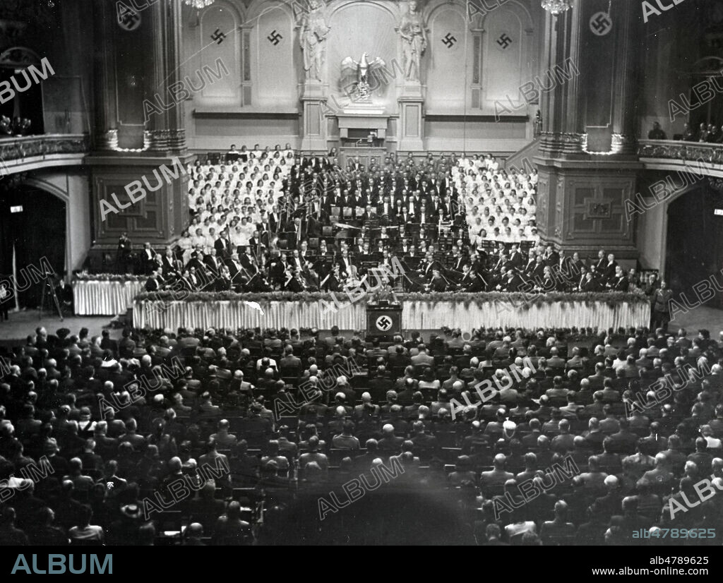 Discours du Dr GOEBBELS (1897-1945) devant l'orchestre philharmonique de Berlin. Photographie du service de propagande allemand vers 1940. Credit : Collection NBL/Kharbine-Tapabor.