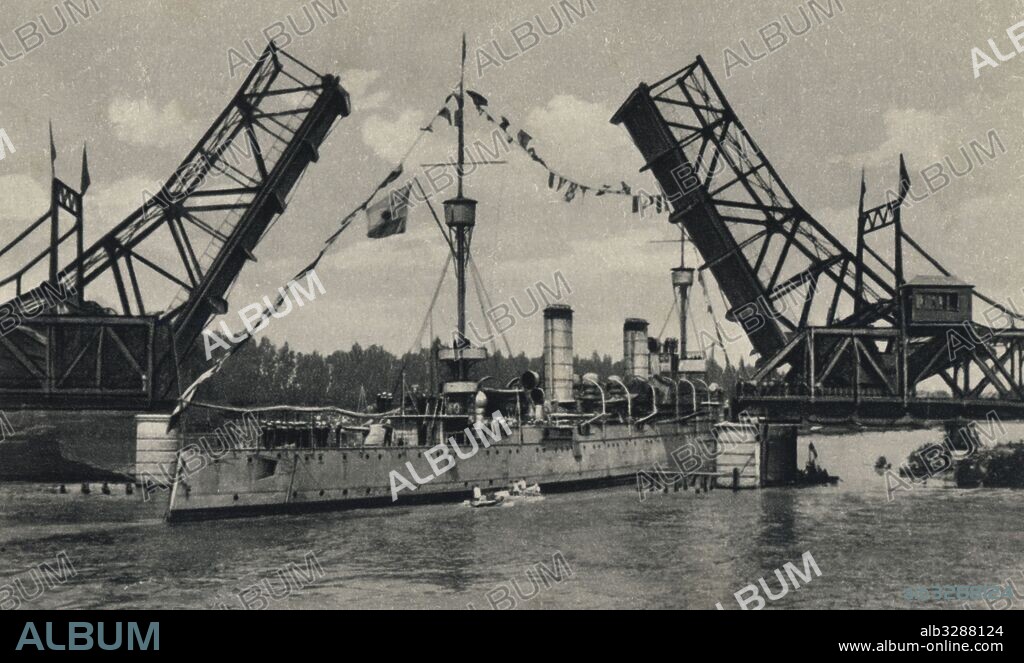 Sevilla. Puente levadizo de Alfonso XIII al paso de un acorazado. Años 1930.
