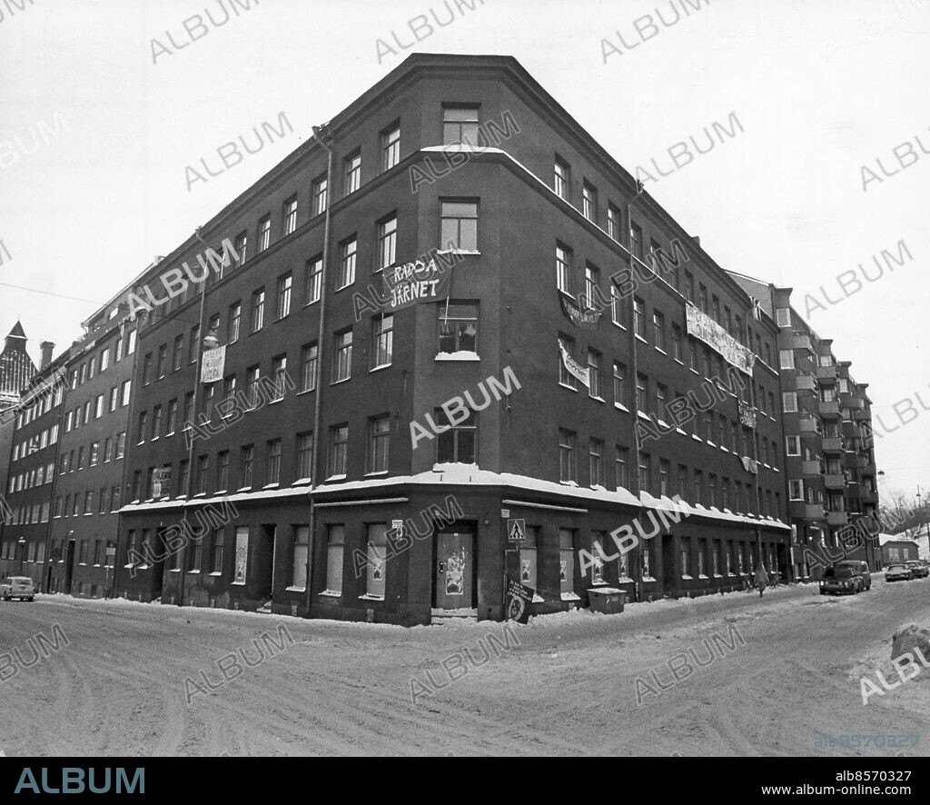 Stockholm 1979-02-04. Ett nytt Mullvaden? i hörnet mellan Erstagatan och Bondegatan ligger huset som på 50-talet rensades från all sin fasadutsmyckning.. Ockupanterna i kvarteret Jämet på Södermalm i Stockholm laddar upp med mat och ved för en lång belägring. Och nya anhängare strömmar till, från oväntat håll. Nar Järnet rivs ska man bygga ett nytt hus. Två arkitekter och en ingenjör som ska rita det nya huset har skrivit pa ockupanternas protestlista: -Rädda Järnet. Foto: Jacob Forsell / Expressen / TT / Kod: 14. ** AFTONBLADET OUT **.