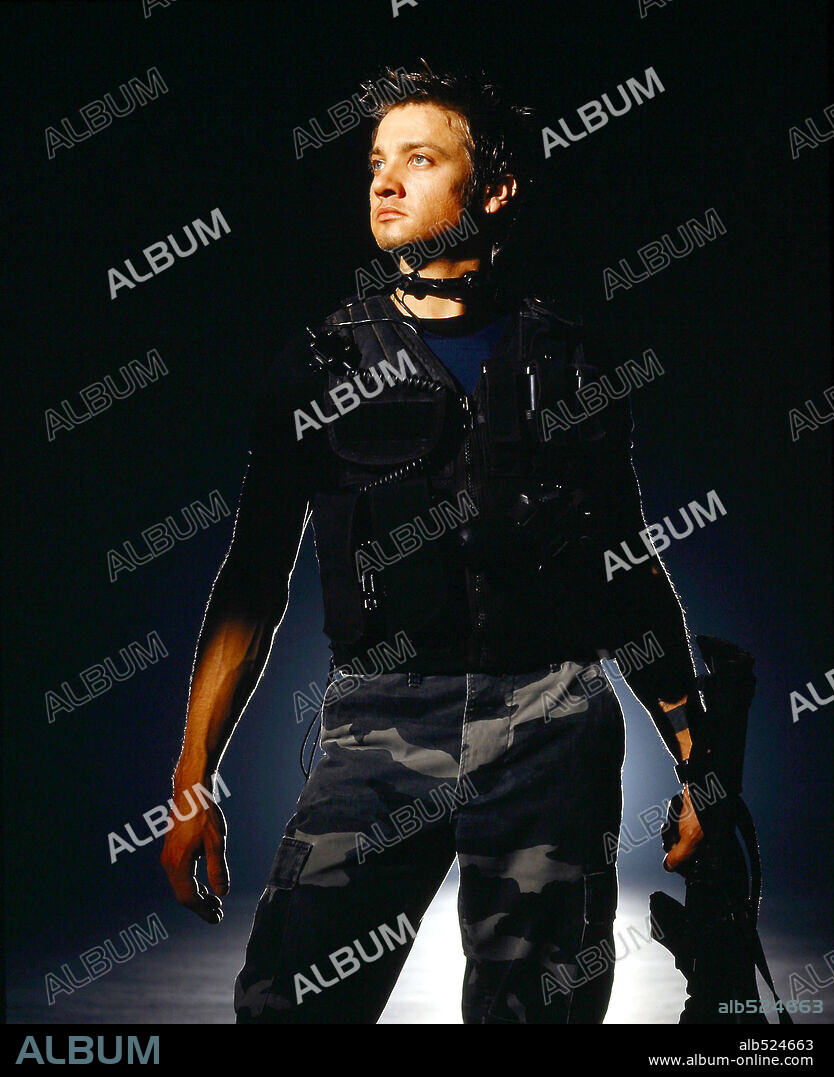 JEREMY RENNER in S. W. A. T., 2003, directed by CLARK JOHNSON. Copyright COLUMBIA PICTURES / WHITE, TIMOTHY.