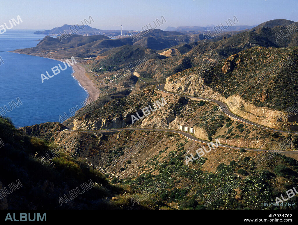 CARRETERA COSTERA ENTRE EL MAR Y LA SIERRA CABRERA.