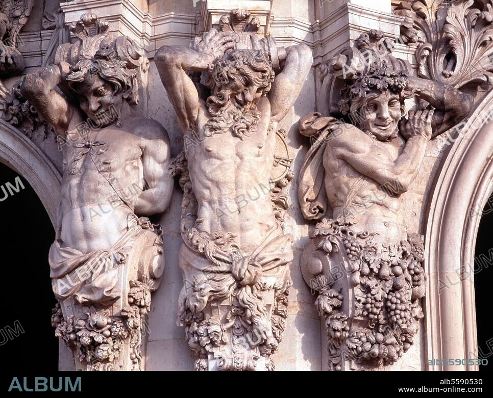 Dresden (Sachsen), Zwinger. (1709-32 erb.; Arch.: Matthäus Daniel Pöppelmann; Skulpturen: Balthasar Permoser). Teilansicht: Wallpavillon (1716), Hermenpilaster mit Satyrn. Foto (Barbara Opitz).