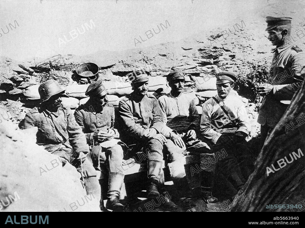 Histoire / Première Guerre mondiale /. Balkans. "Bulgarisch-deutsche Waffenbrüderschaft. Deutsche und bulgarische Grabenbesatzung bei Cericani" (Confrérie d'armes germano-bulgare. Équipiers allemands et bulgares dans une tranchée près de Cericani). Photo de presse allemande (vers 1916). Berlin, Sammlung Archiv für Kunst und Geschichte.