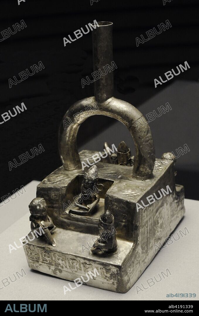 Botella, Trono con figuras. Cultura Chimú. Pre-incaica. Norte del Perú.1300-1500. Plata repujada, 23,5 x 11,1 x 16,5 cm. Colección Michael C. Rockefeller, donación de Nelson A. Rockefeller, 1969, al Metropolitan Museum of Art. Nueva York. Estados Unidos.