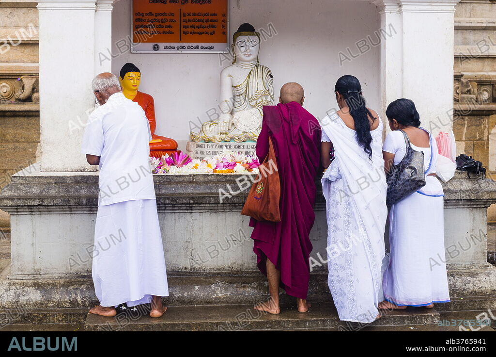 Buddhist people praying at Ruvanvelisaya Dagoba, Mahavihara (The Great Monastery), Anuradhapura, UNESCO World Heritage Site, Sri Lanka, Asia.