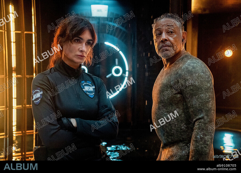 GIANCARLO ESPOSITO y PAZ VEGA en CALEIDOSCOPIO, 2023 (KALEIDOSCOPE), dirigida por EVERARDO GOUT, MAIRZEE ALMAS, ROBERT TOWNSEND y RUSSELL LEE FINE. Copyright Automatik Entertainment / Netflix.