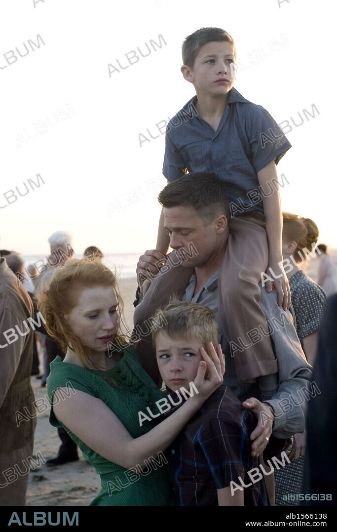 BRAD PITT, HUNTER MCCRACKEN, JESSICA CHASTAIN et TYE SHERIDAN dans THE TREE OF LIFE, 2011, réalisé par TERRENCE MALICK. Copyright PLAN B ENTERTAINMENT.