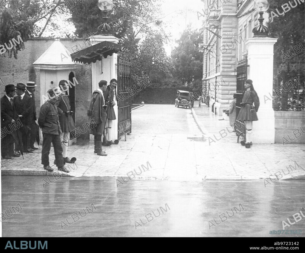 1917. The Allies and Greece. At the door of the royal palace of Athens, in the background, General Roques entering his car after his audience with the King.