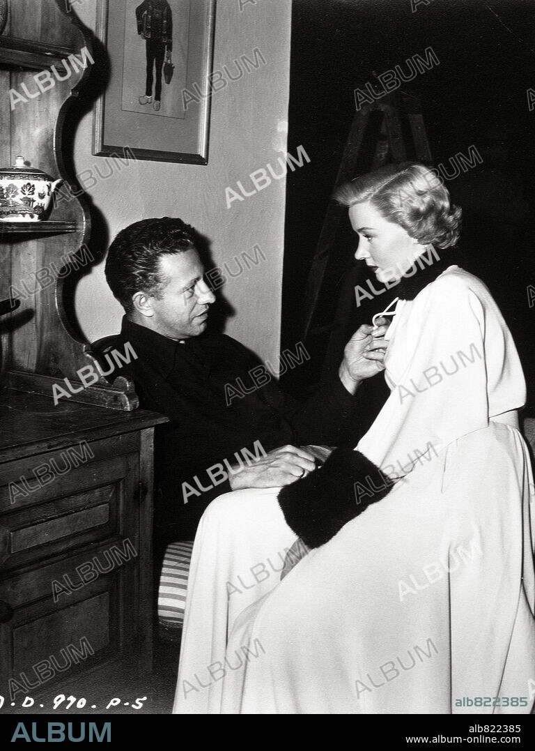 GLORIA GRAHAME and NICHOLAS RAY in IN A LONELY PLACE, 1950, directed by NICHOLAS RAY. Copyright COLUMBIA PICTURES.