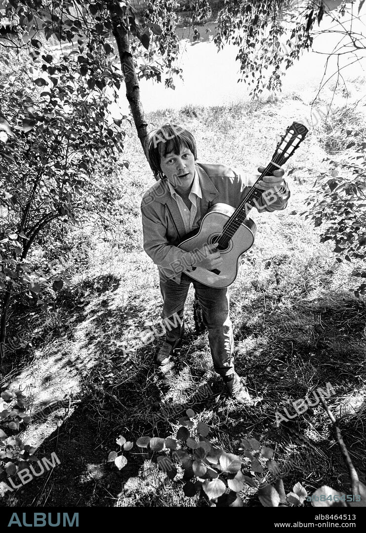 1970-07-10.. Bengt Sändh, trubadur, sångförfattare, författare och snusfabrikör.. Foto: Bertil S-son Åberg / RiR / SVT / Kod: 5600. Reportage publ. i RiR 31/70 sid 12-13, 50 inför TV-programmen Hvar 14:e dag och Bengt Sändh.. RiR 19893 sv/v neg  . Gitarrer.