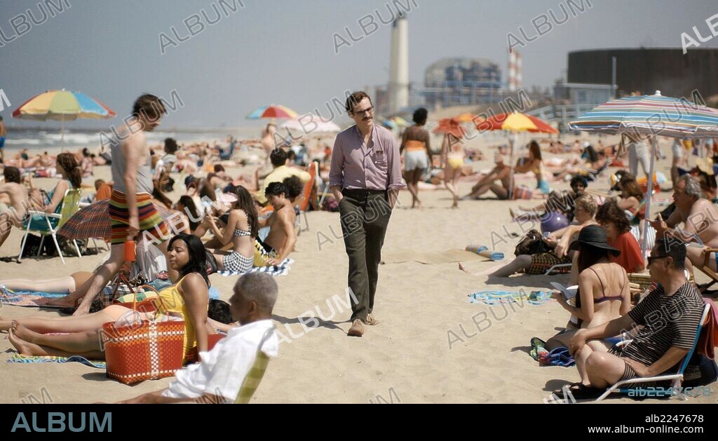 JOAQUIN PHOENIX in HER, 2013, directed by SPIKE JONZE. Copyright ANNAPURNA PICTURES.