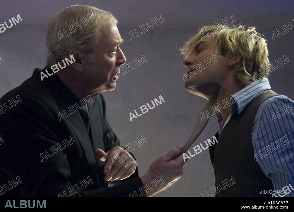 JUDE LAW and MICHAEL CAINE in SLEUTH, 2007, directed by KENNETH BRANAGH. Copyright CASTLE ROCK ENTERTAINMENT.