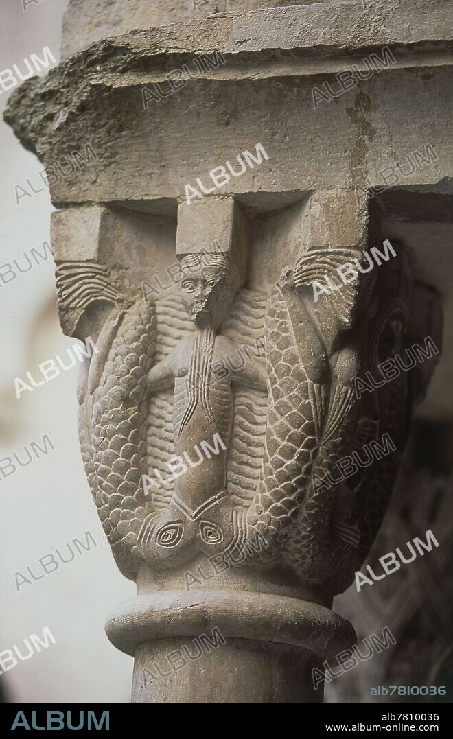 SIRENA BIFIDA ESCULPIDA EN UN CAPITEL DEL CLAUSTRO DEL MONASTERIO DE SAN PEDRO DE GALLIGANTS - SIGLO XII - ROMANICO CATALAN.