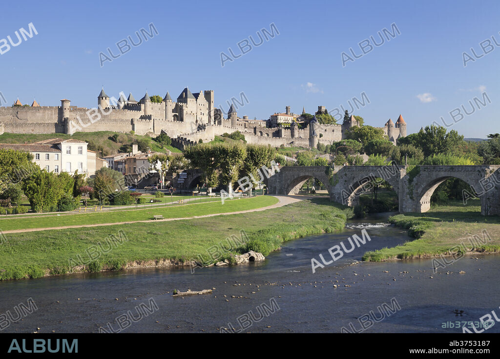 La Cite, medieval fortress city, bridge over River Aude, Carcassonne, UNESCO World Heritage Site, Languedoc-Roussillon, France, Europe.