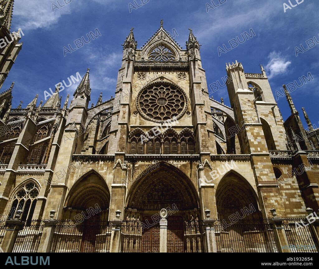 ARTE GOTICO. ESPAÑA. CATEDRAL DE SANTA MARIA DE REGLA. Iniciada en el año 1205 por el obispo Manrique DE LARA y finalizada a inicios del siglo XIV. Vista de la FACHADA PRINCIPAL con la TORRE DE LAS CAMPANAS, a la izquierda y la del RELOJ, a la derecha. LEON. Castilla-León.